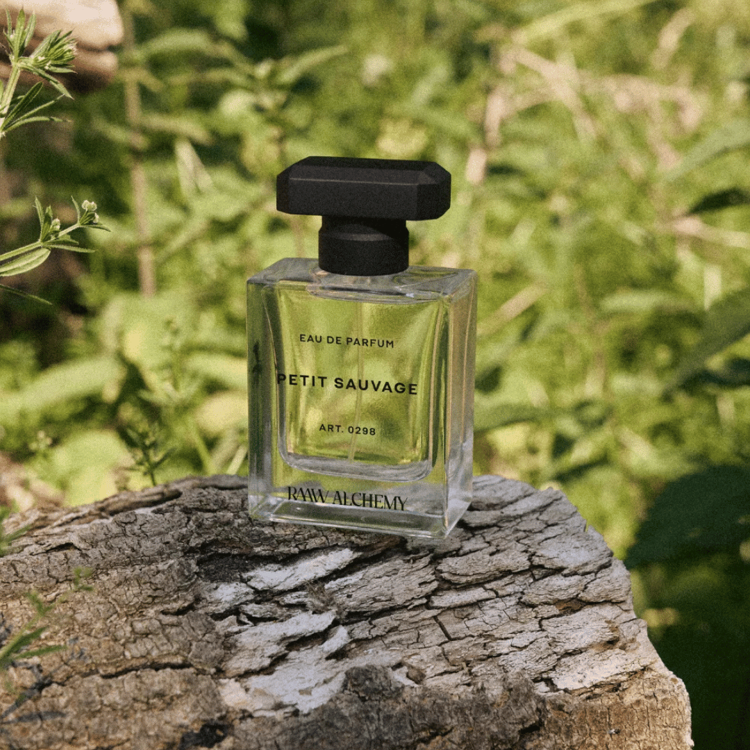 RAAW ALCHEMY – PETIT SAUVAGE Eau de Parfum Nischenduft Flakon fotografiert auf Baumstamm mit Rinde präsentiert bei scent amor Fachmann für feine Nischenparfums
