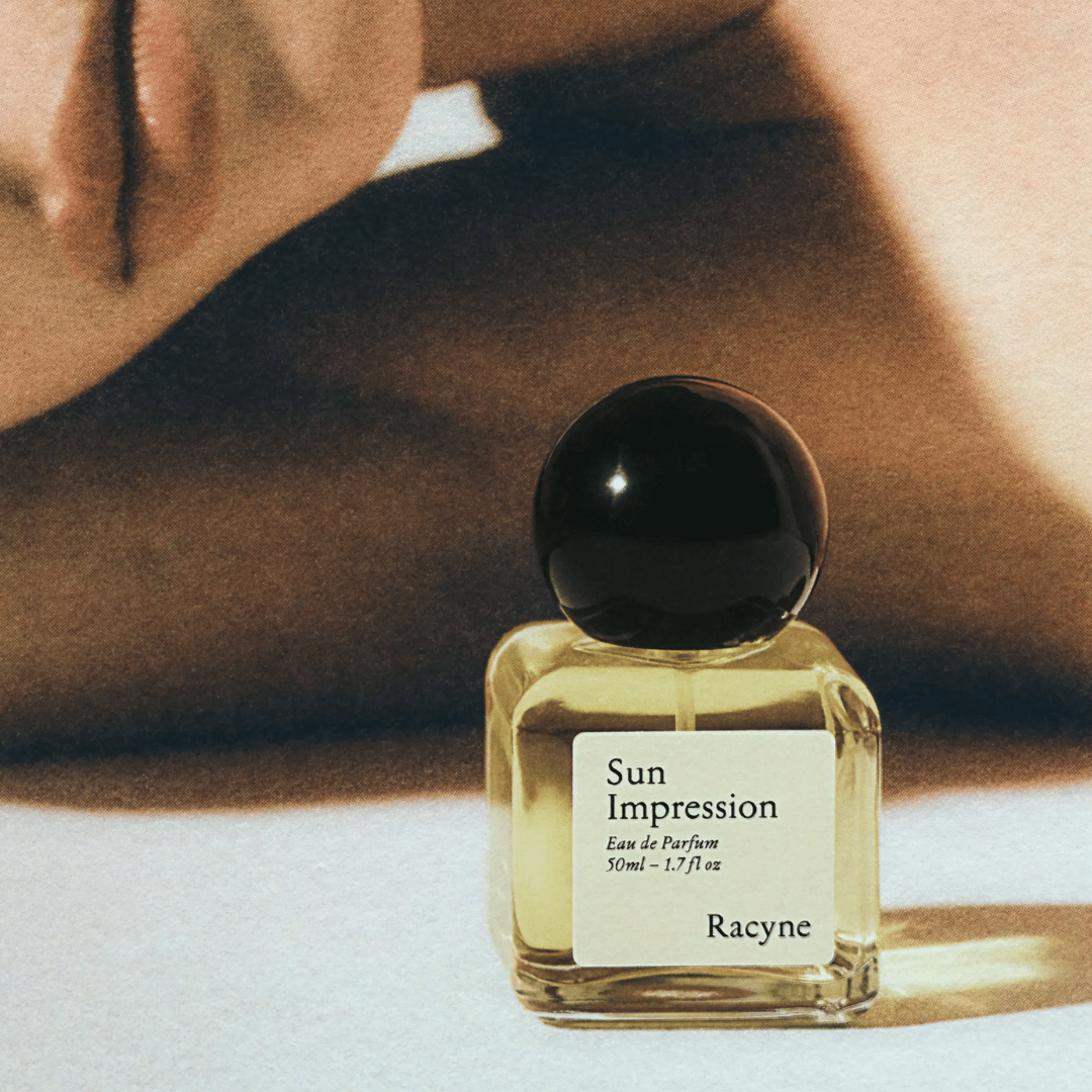Racyne SUN IMPRESSION Eau de Parfum vor Frauenmund bei scent amor Fachmann für feine Nischenparfums