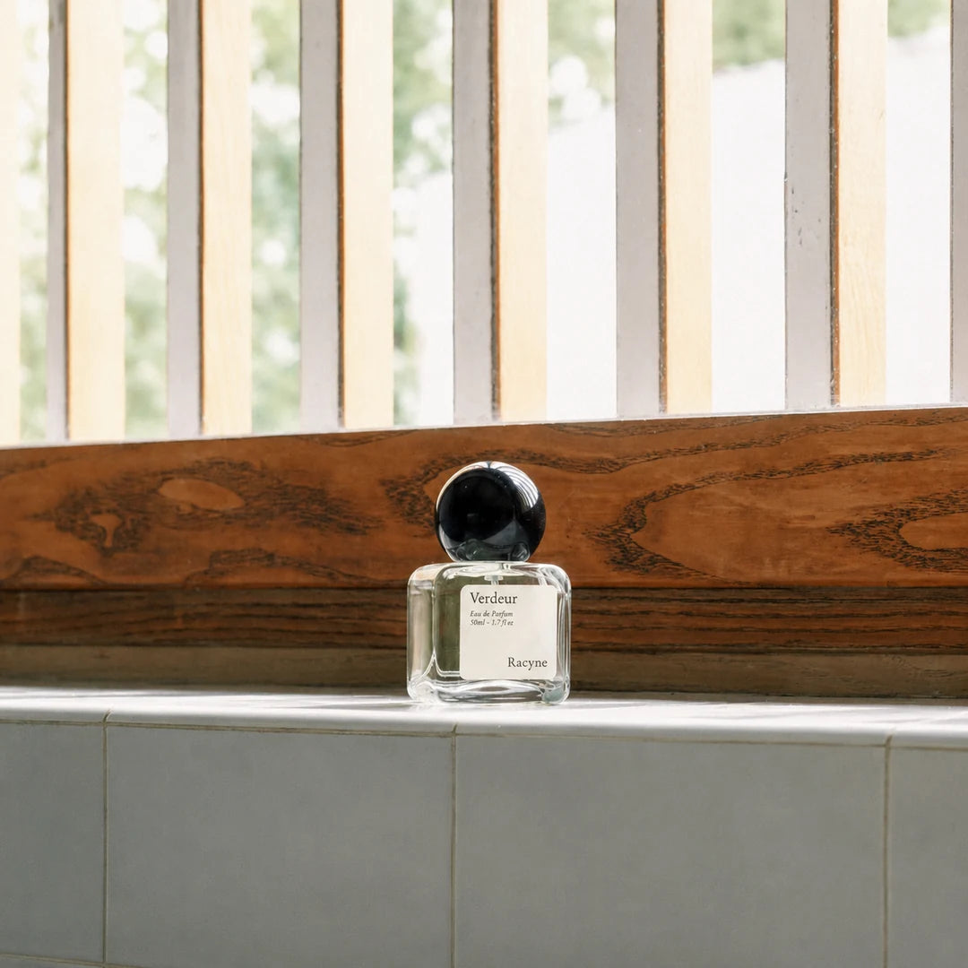 RACYNE Verdeur Eau de Parfum auf Fensterbrett bei scent amor Fachmann für Nischenparfum