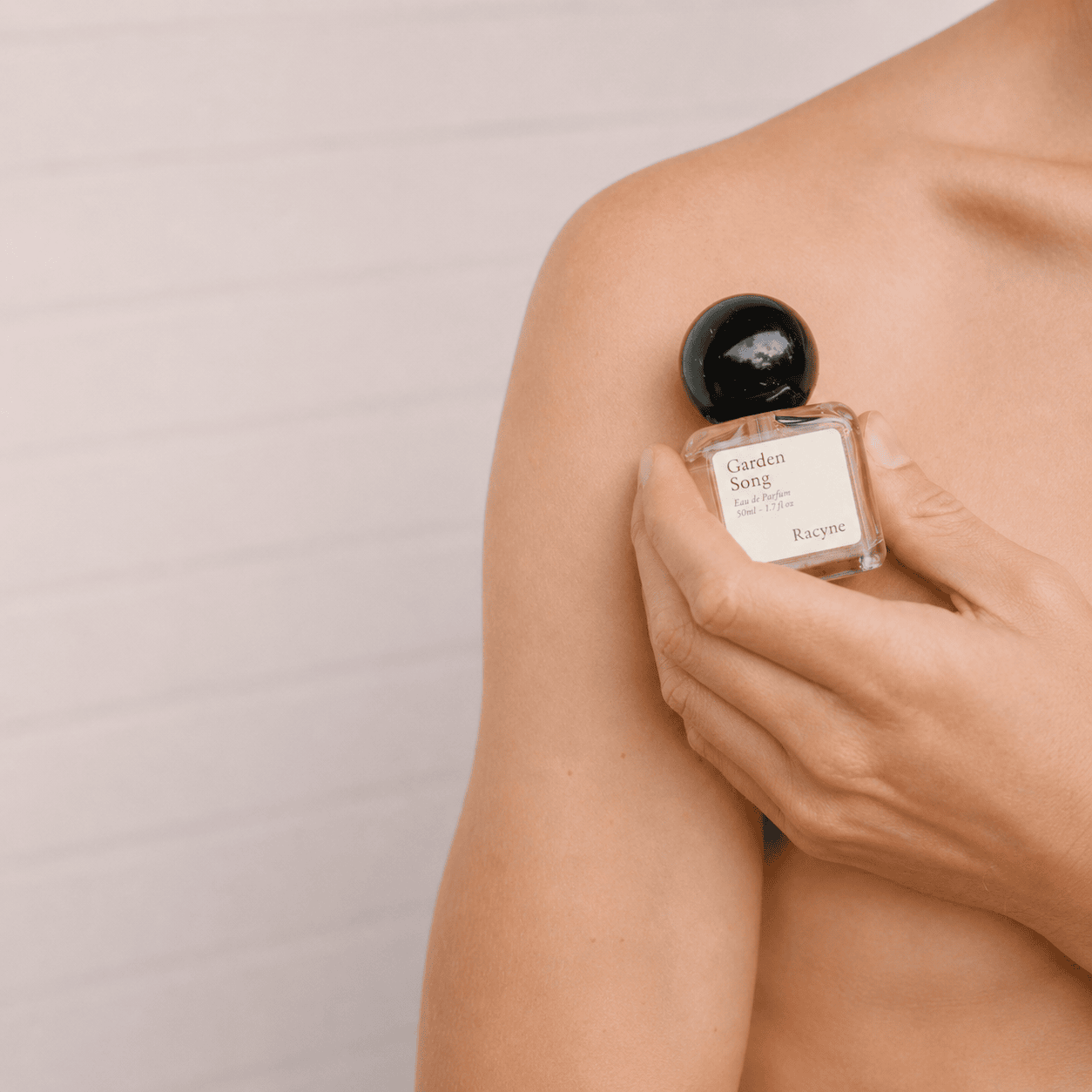 Racyne Garden Song Eau de Parfum bei scent amor vor weiblicher Haut