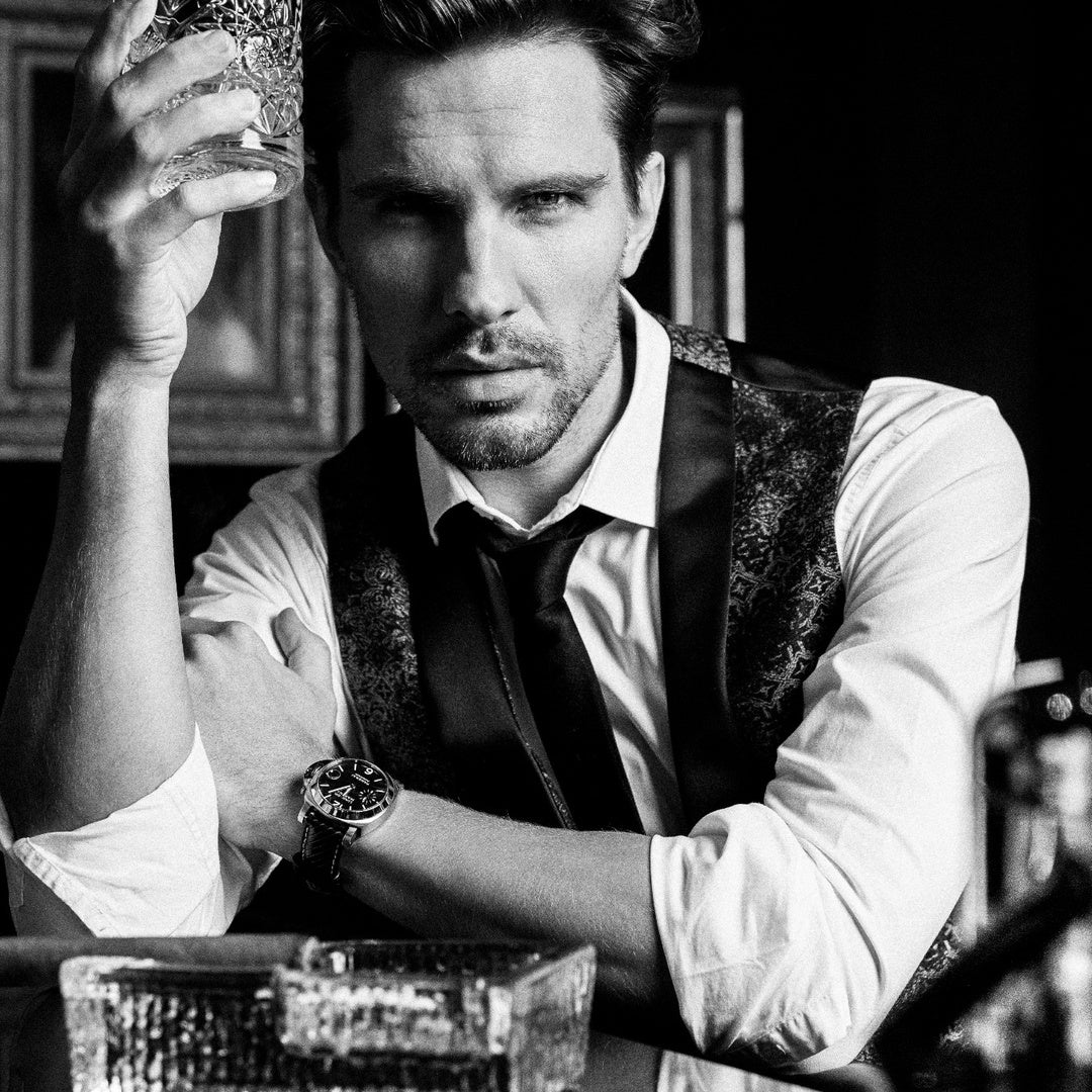 Philly & Phill – ROMEO ON THE ROCKS - Eau de Parfum bei scent amor Deinem Spezialisten für Nischenparfums. Mann mit Whiskeytumbler in der Hand in schwarz weiß