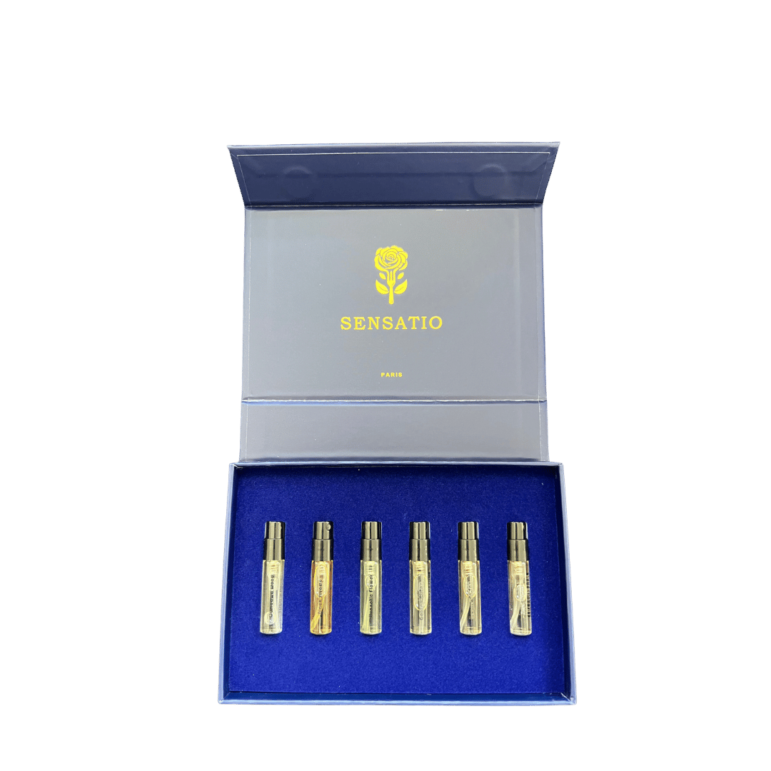 Sensatio Paris – DISCOVERY SET Extrait de Parfum.Sechs Duftpersönlichkeiten zwischen Haute Cuisine und französischer Parfumkunst in blauer Box aufgeklappt bei scent amor