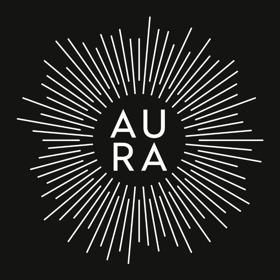 Logo von Aura Perfume. Das Wort "AURA" ist in weißer Schrift in der Mitte eines symmetrischen, strahlenförmigen Designs platziert.