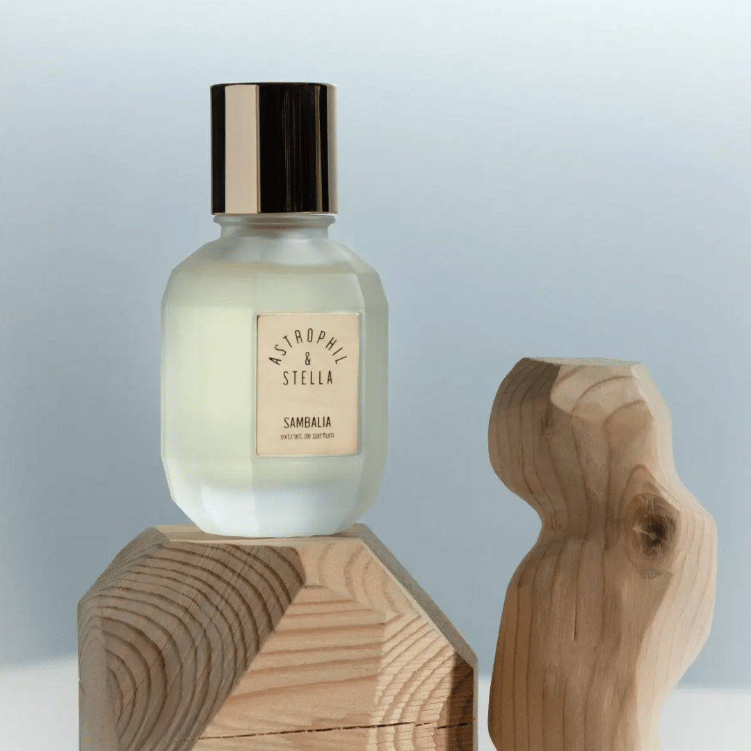 Sambalia Extrait de Parfum Astrophil & Stella auf Holzsockel für scent amor Fachmann für Nischenduft