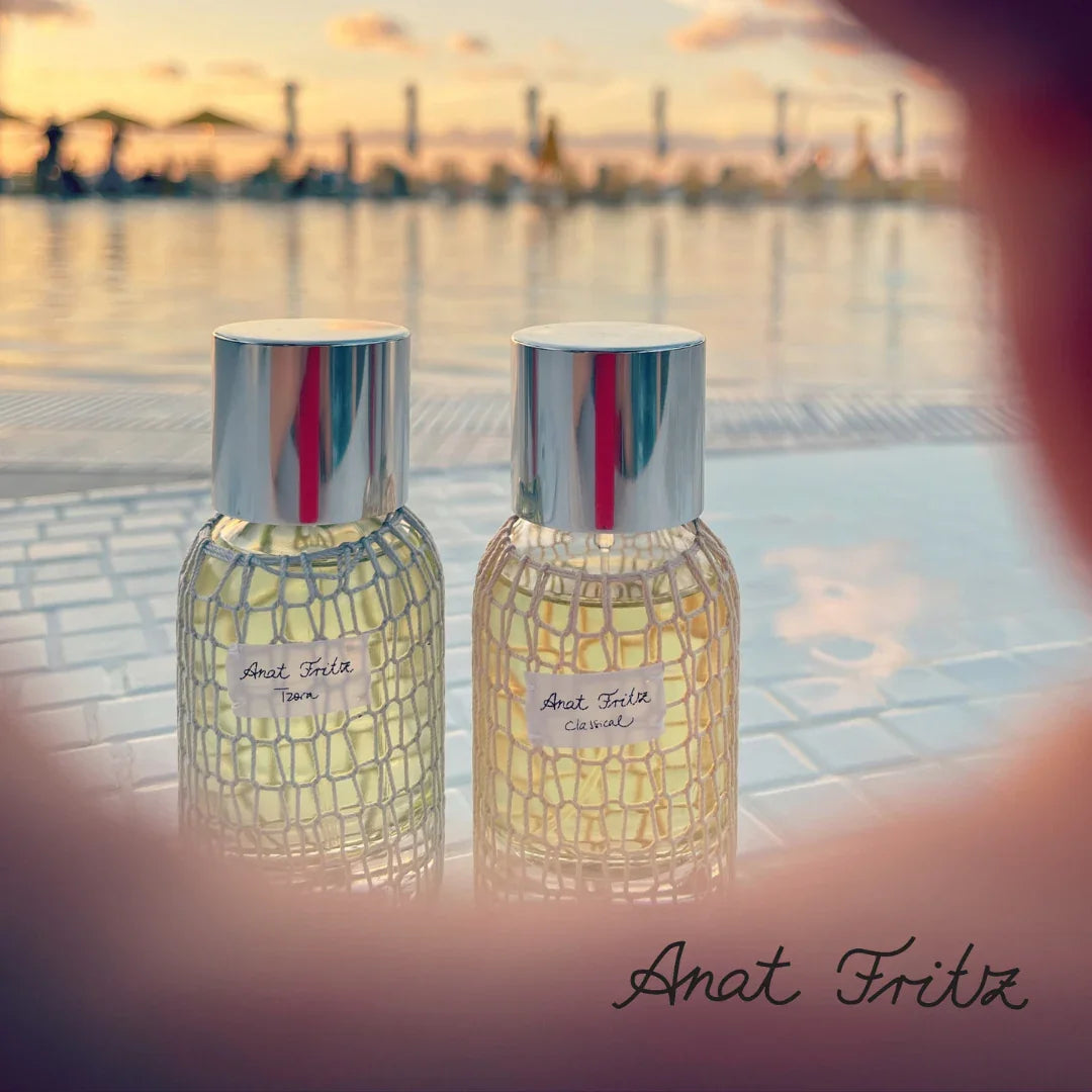 Anat Fritz TZORA und Classical– Flakon vor Hafenszene,  moderner Klassiker bei scent amor