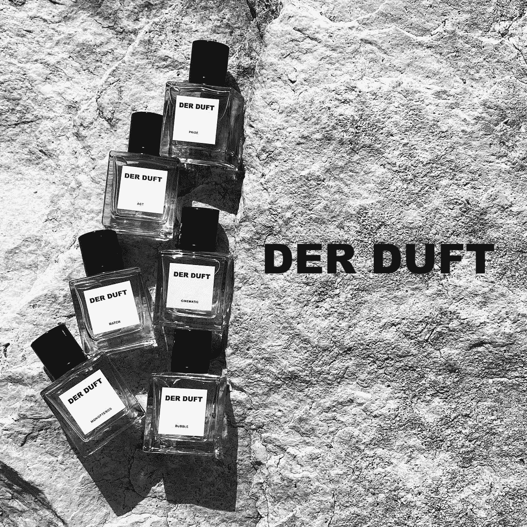 Collage der Düfte aus der Kollektion Der Duft auf grauem Stein