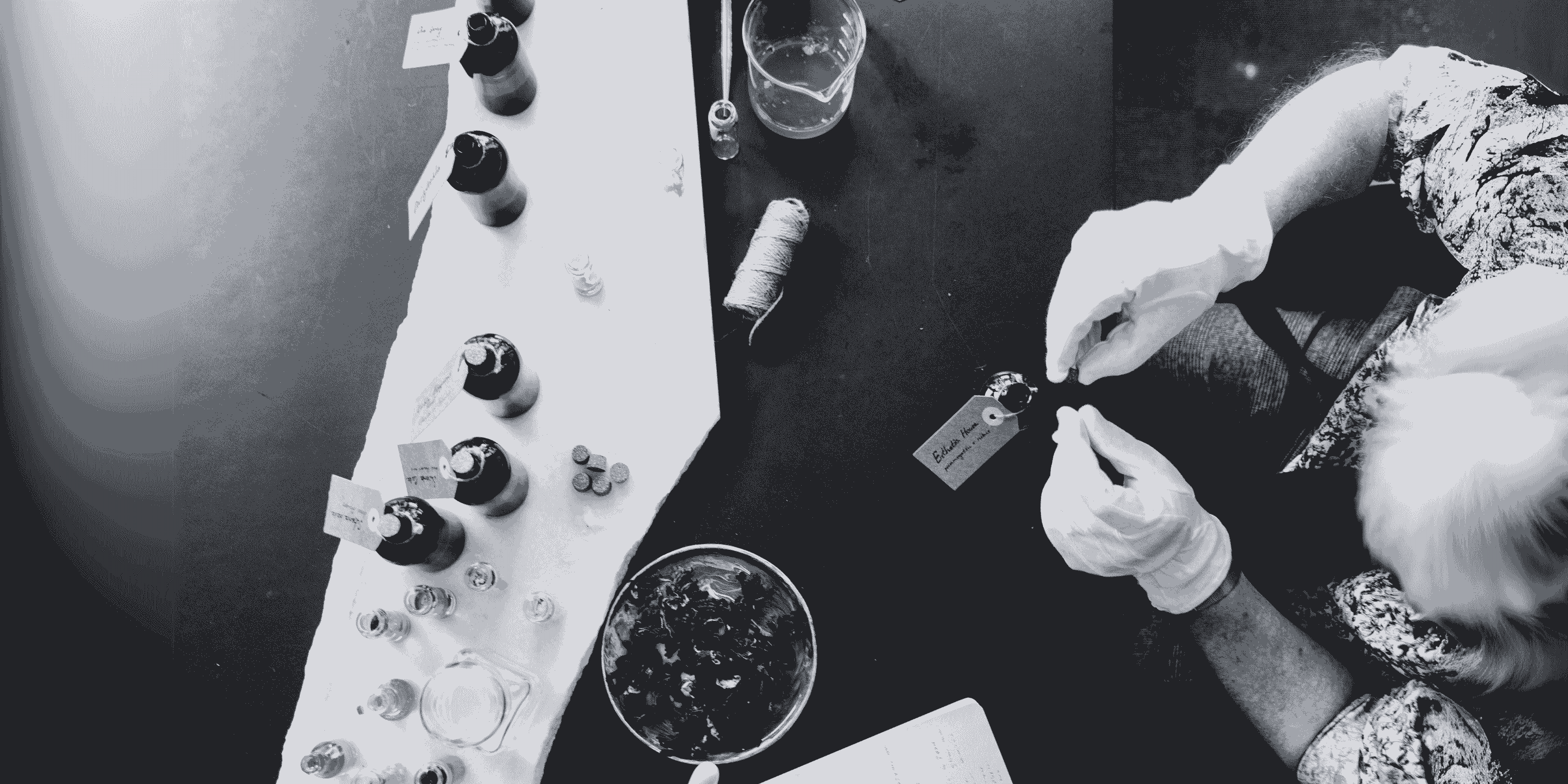 Person füllt Duftproben ab bei scent amor