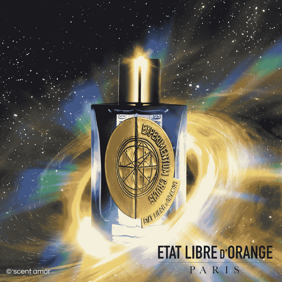 Etat Libre D'Orange mit dem Flakon des Nischenduftes Experimentum Crucis vor Regenbogen Spiralnebel