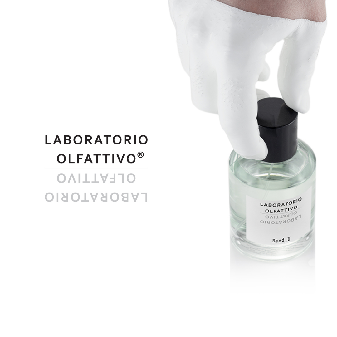 Laboratorio Olfattivo Flakon Need_U mit weißer Männerhand