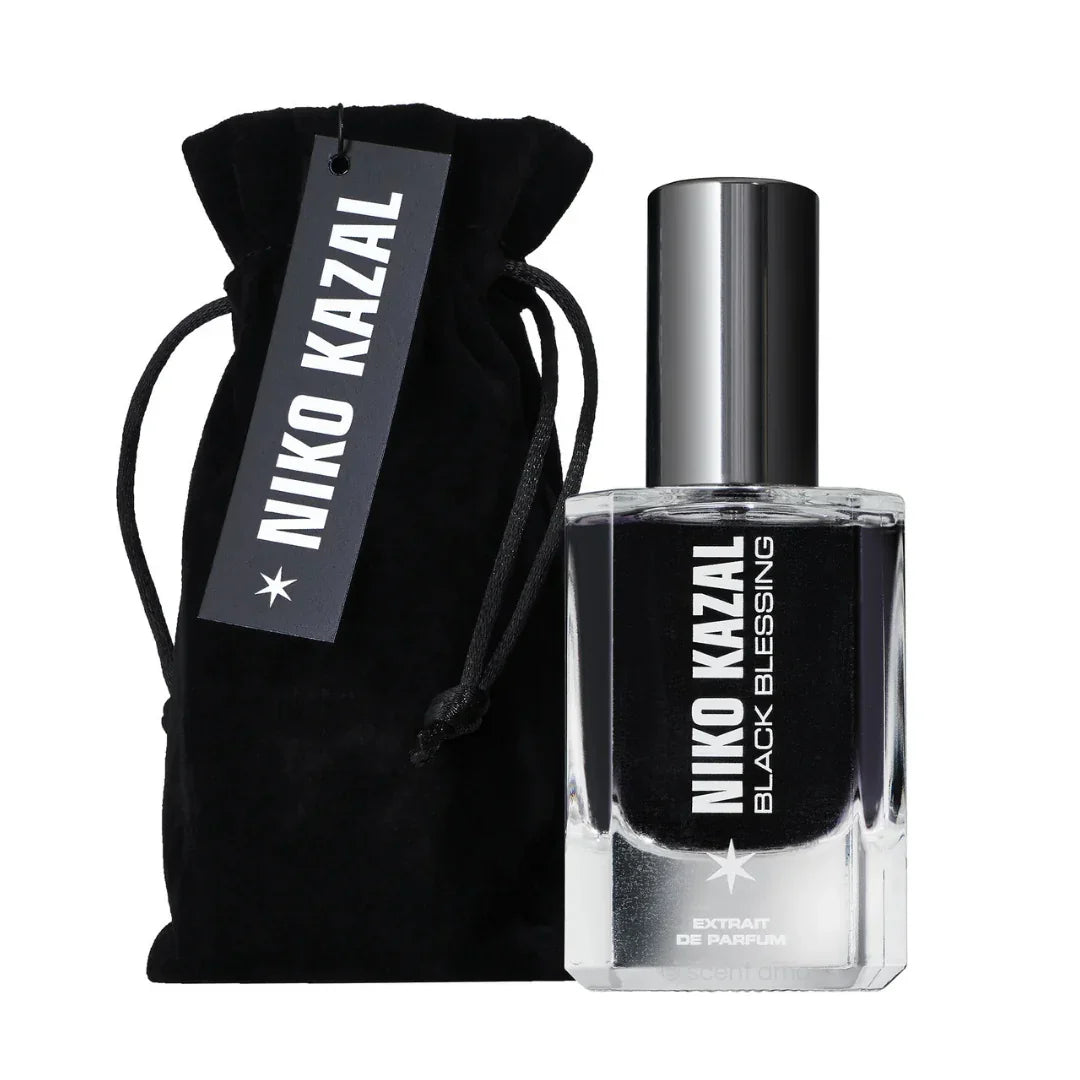 Transparente Parfümflasche "BLACK BLESSING 35%" von Niko Kazal mit schwarzem Beutel und weißem Etikett.