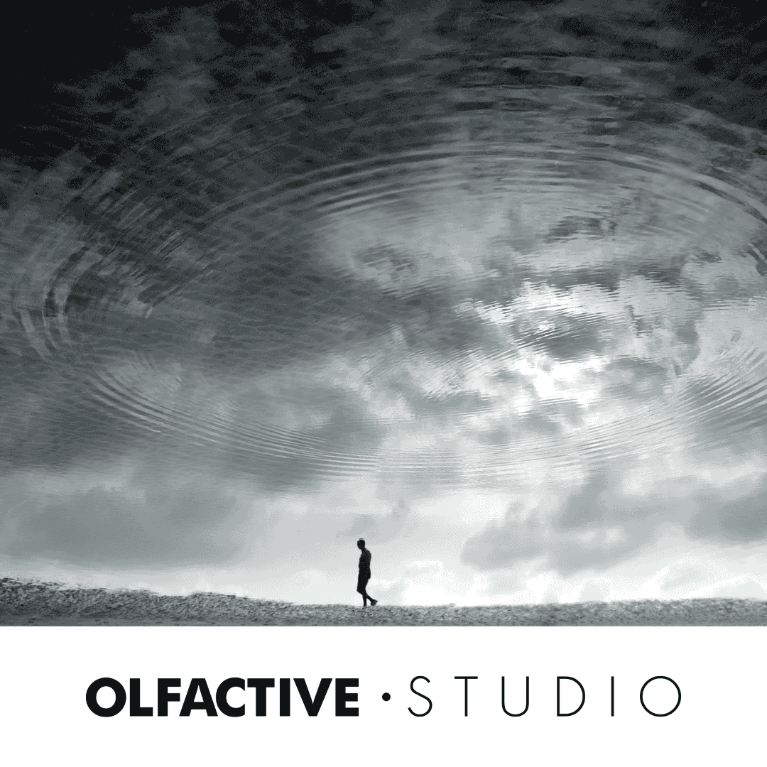 Kategoriebild für die Marke Olfactive Studio Mann vor grau-blauem Himmel mit konzentrischen Kreisen