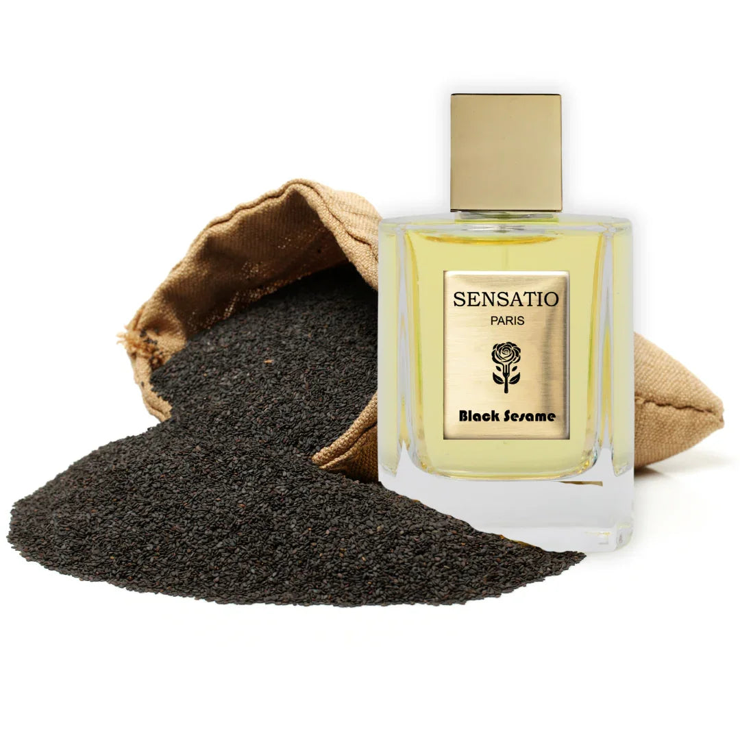 Black Sesame - luxuriöser Duft von Sensatio Paris neben Sack mit Sesamkörnern, erhältlich bei scent amor