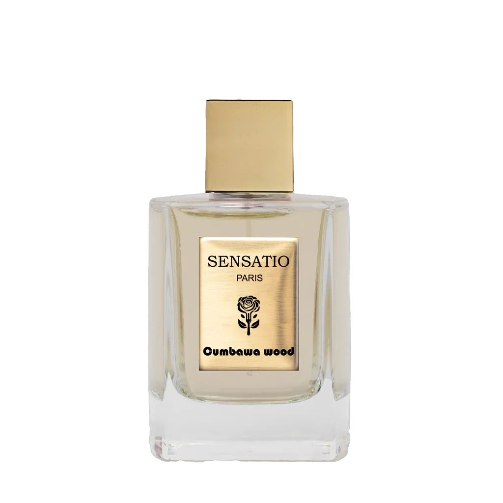 Freigestellter Flakon des holzig-zitrischen Nischendufts Cumbawa Wood von Sensatio Paris - luxuriöses Eau de Parfum auf transparentem Hintergrund, erhältlich bei scent amor