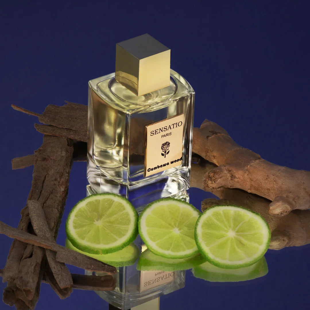 Flakon des holzig-zitrischen Nischendufts Cumbawa Wood von Sensatio Paris zwischen Ingwer und Limette, luxuriöses Eau de Parfum erhältlich auf scent amor