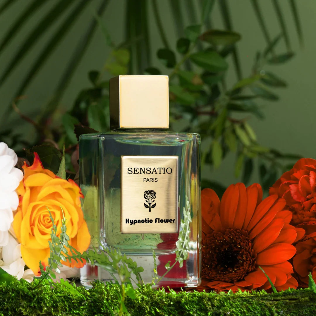 Eau de Parfum Hypnotic Flower von Sensatio Paris - Nischenduft im stilvollen Flakon zwischen Blumen, erhältlich bei scent amor