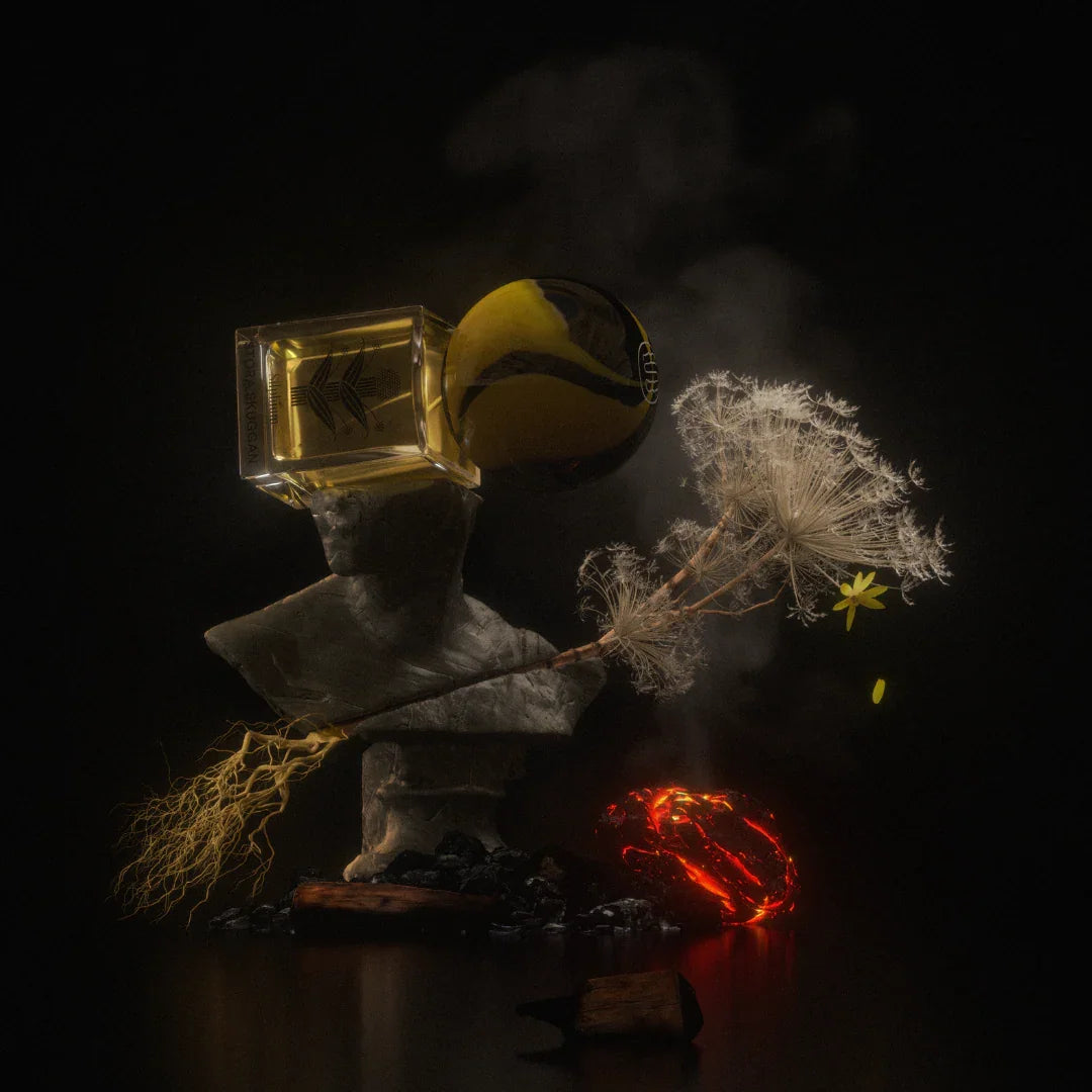 Parfümflasche "Silphium" von Stora Skuggan. Die Flasche hat eine rechteckige Form mit einem gelben, kugelförmigen Verschluss. Im Vordergrund eine dekorative Büste und getrocknete Pflanzen.