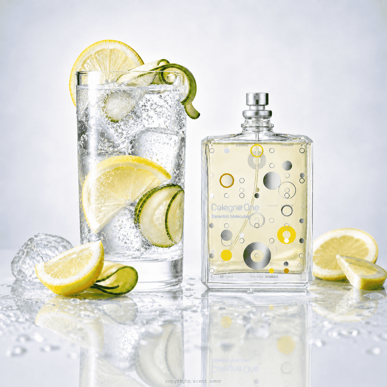 Cologne One Escentric Molecules Flakon mit einem Glas Gin Tonic und Zitronenviertel