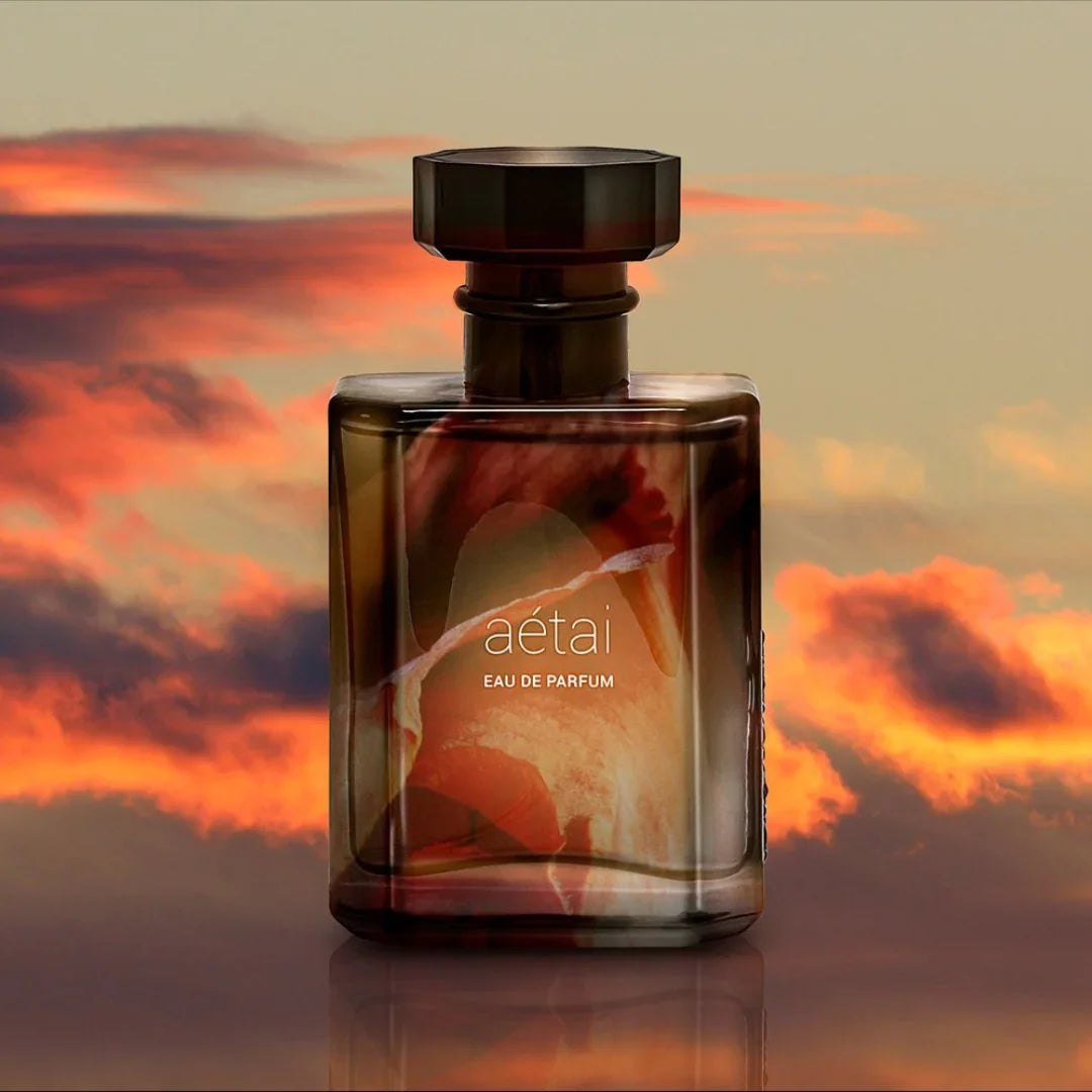 Das luxuriöse Eau de Parfum aétai von Source Adage, inszeniert vor Wolken im Licht eines warmen Sonnenuntergangs - im Sortiment von scent amor