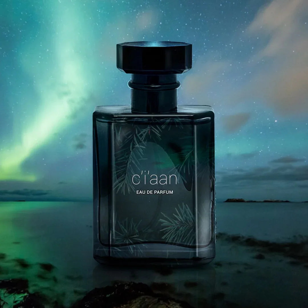 Source Adage c'i'aan Eau de Parfum vor blauem Himmel in der Dämmerung - zu finden auf scent amor