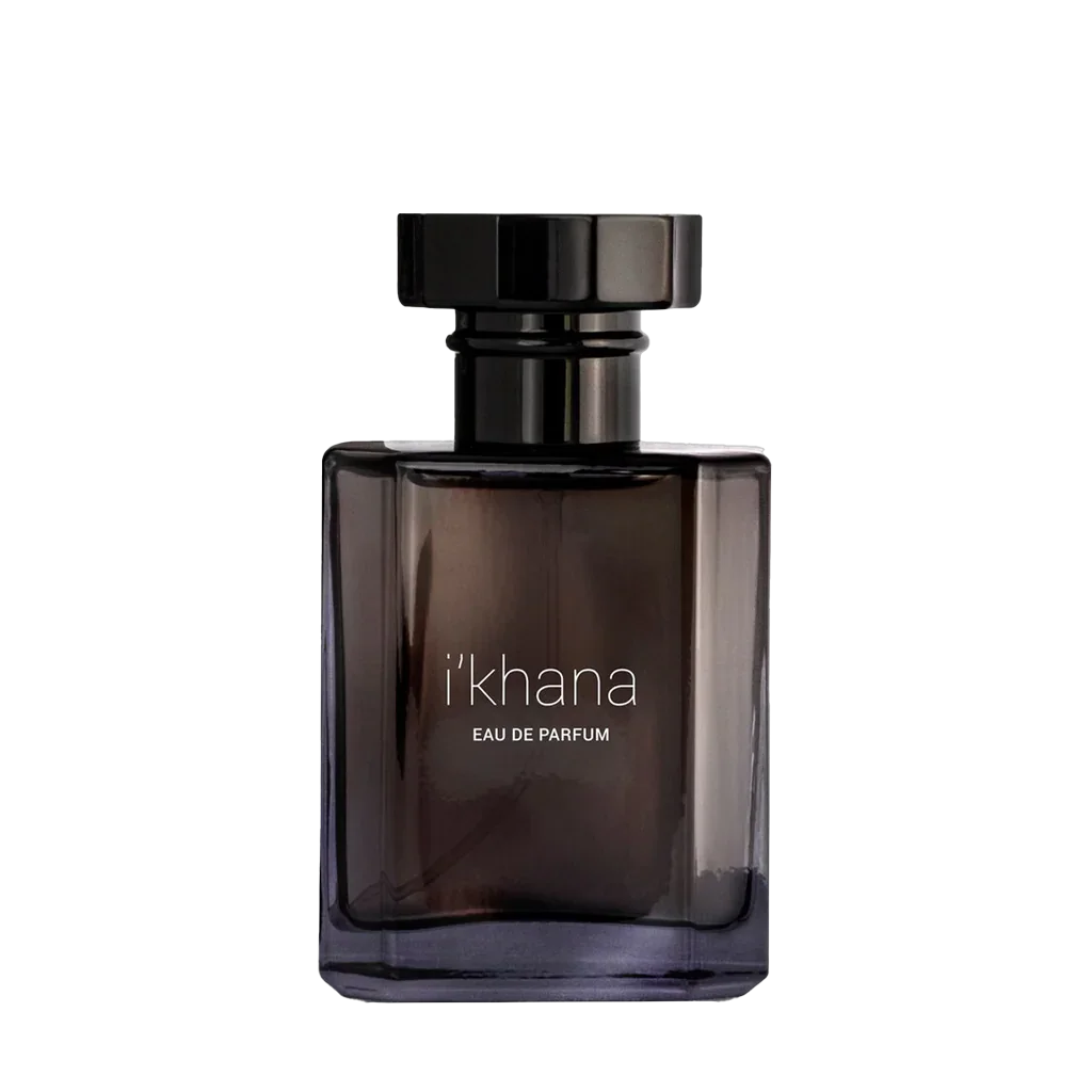 Ein Hauch Luxus: i'khana Eau de Parfum Flakon von Source Adage, freigestellt für Scent Amor