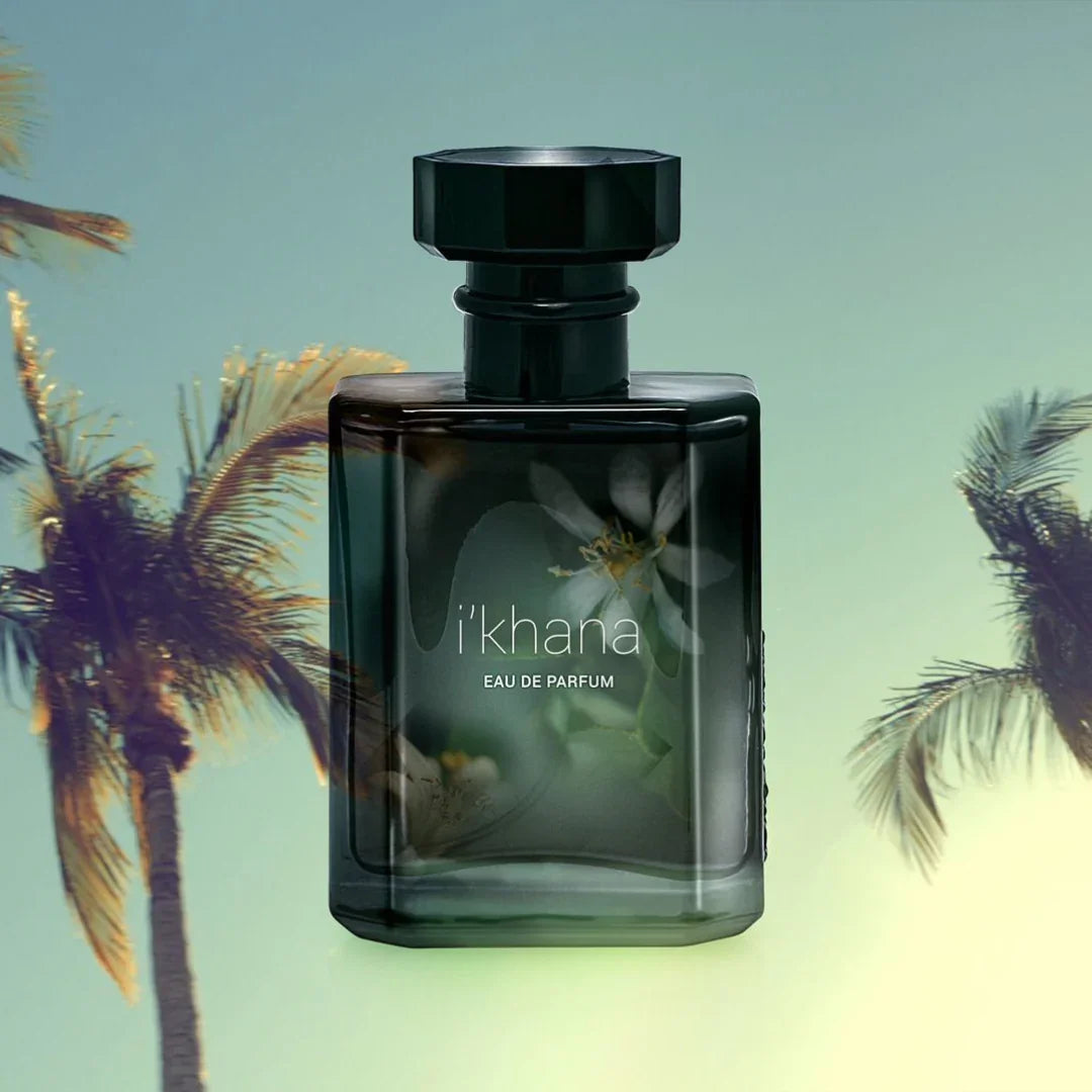 i'khana Flakon von Source Adage Eau de Parfum, inszeniert vor wedelnden Palmen - erhältlich bei scent amor