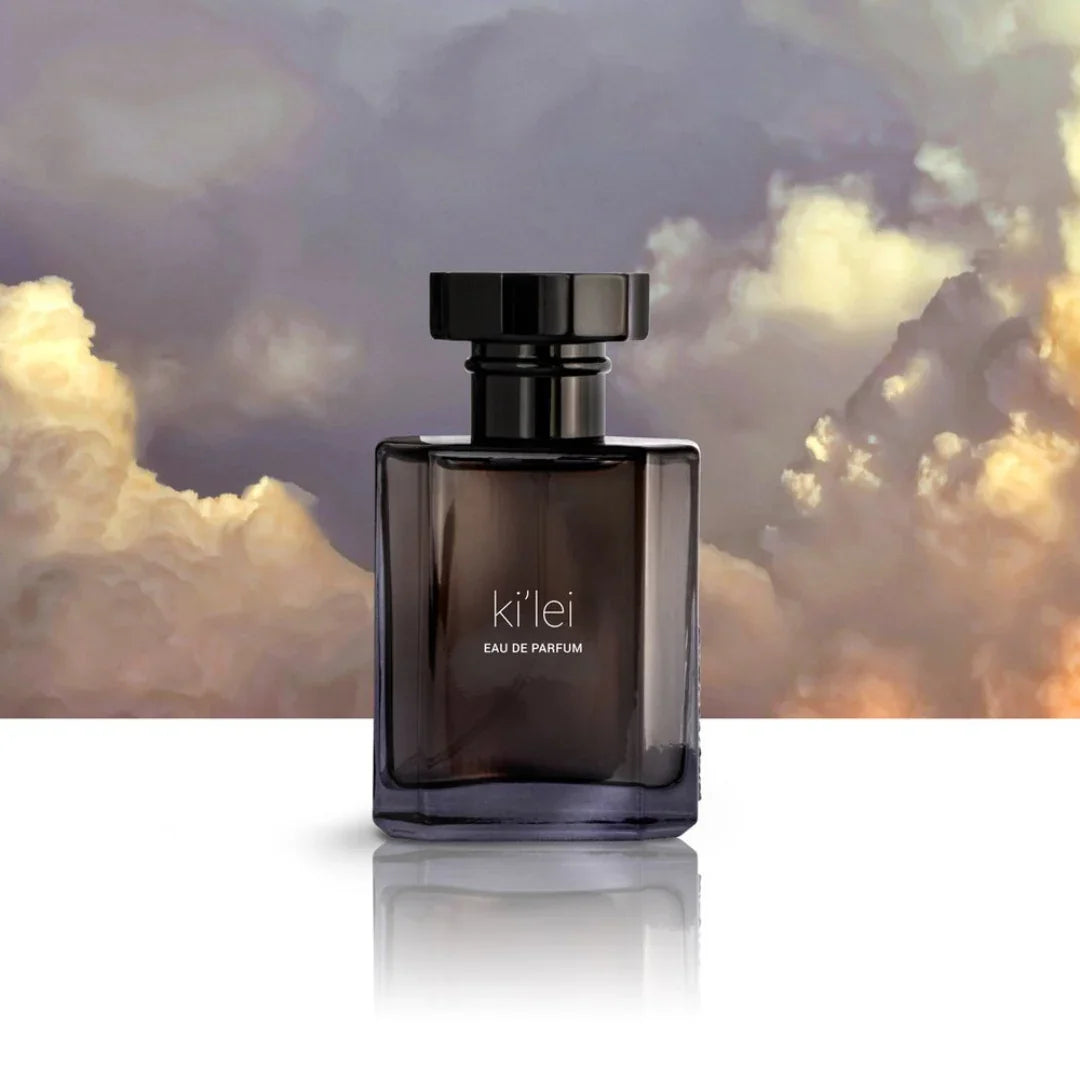 ki'lei Parfumflakon von Source Adage inmitten von Wolken, auf weißer Oberfläche- erhältlich bei scent amor