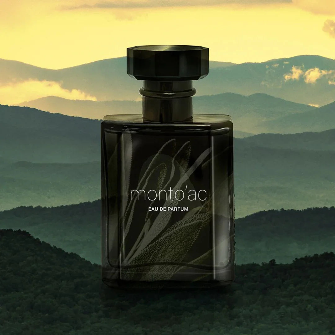 monto'ac Eau de Parfum Flakon von Source Adage vor einer weiten Berglandschaft - präsentiert von scent amor