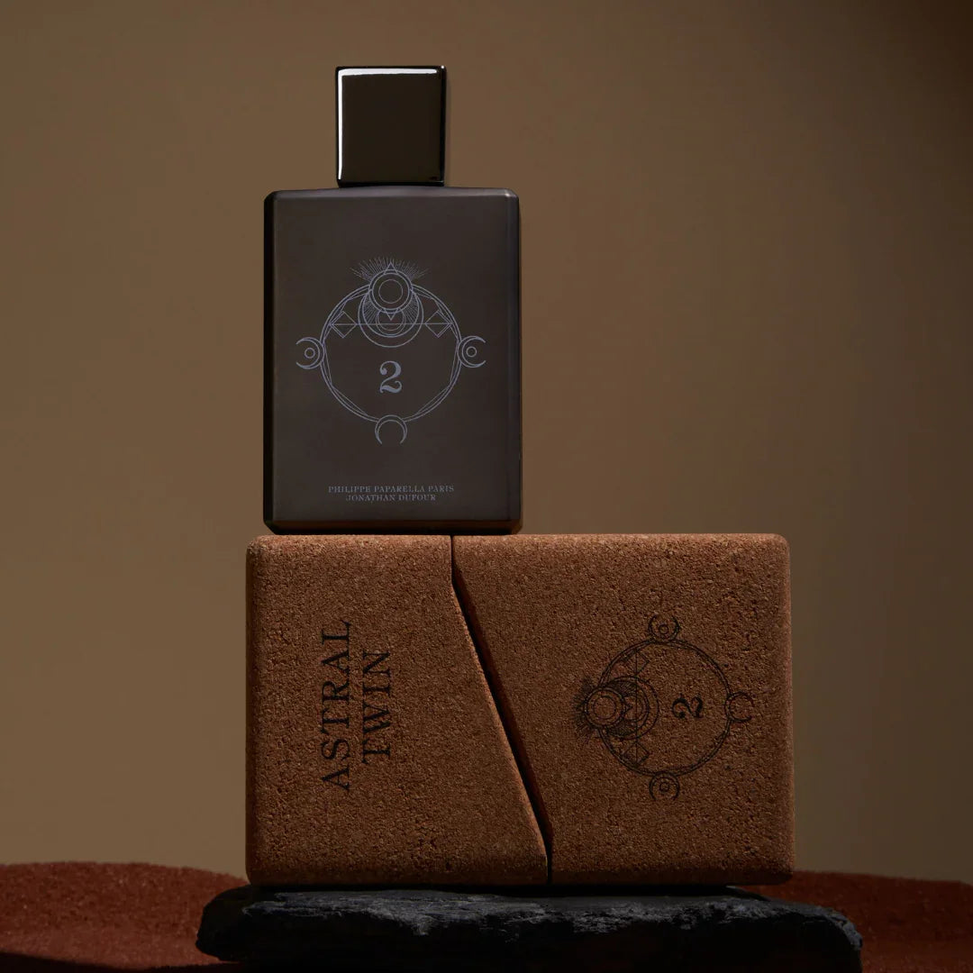 Spiritum Paris ASTRAL TWIN Eau de Parfum – Flakon steht auf der seitlich liegenden Box, ein Spiel von Form und Schatten – entdecke die Komposition bei scent amor