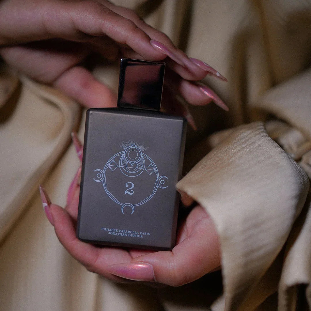 Eine Frau hält den Flakon von Spiritum Paris ASTRAL TWIN Eau de Parfum in der Hand – jetzt Nischenduft erleben bei scent amor