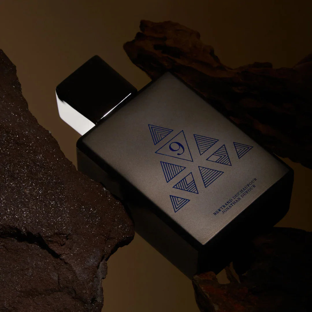 Spiritum Paris FINAL SPIRIT Eau de Parfum – der Flakon klemmt schräg zwischen Holz und Stein, als würde er sich aus der Natur selbst erheben – ein Bild von Stärke und Sinnlichkeit – erlebe es bei scent amor