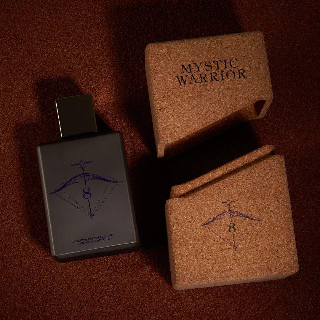 Spiritum Paris MYSTIC WARRIOR Eau de Parfum – der Flakon liegt neben einer geöffneten Box, wie eine Einladung, die duftende Botschaft zu entschlüsseln – entdecke es bei scent amor
