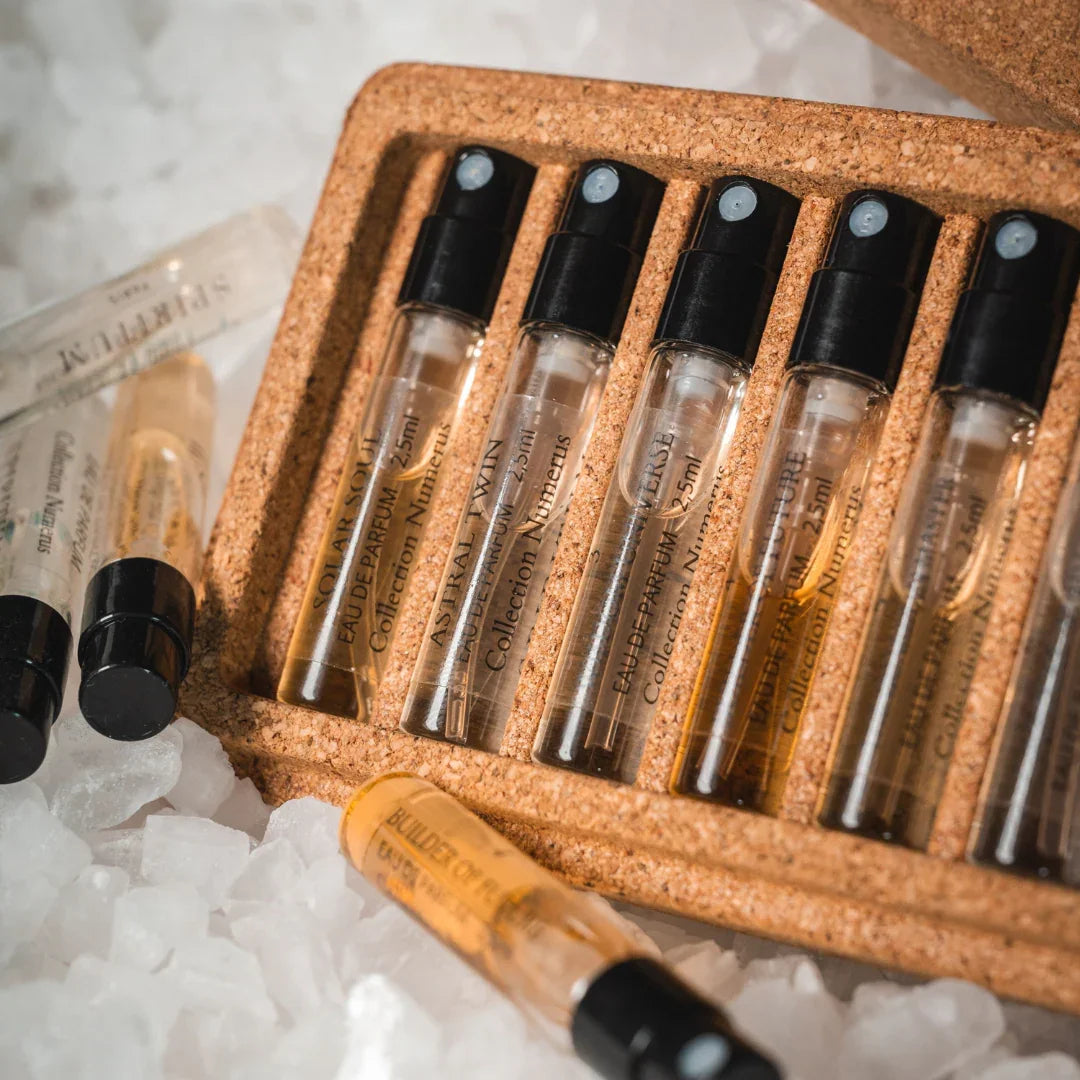 Spiritum Paris Numerus Collection Discovery Set – die Discovery Box mit Proben ruht auf weißen Steinen, ein Bild von Reinheit und Balance, das die Eleganz der Kollektion unterstreicht – entdecke es bei scent amor