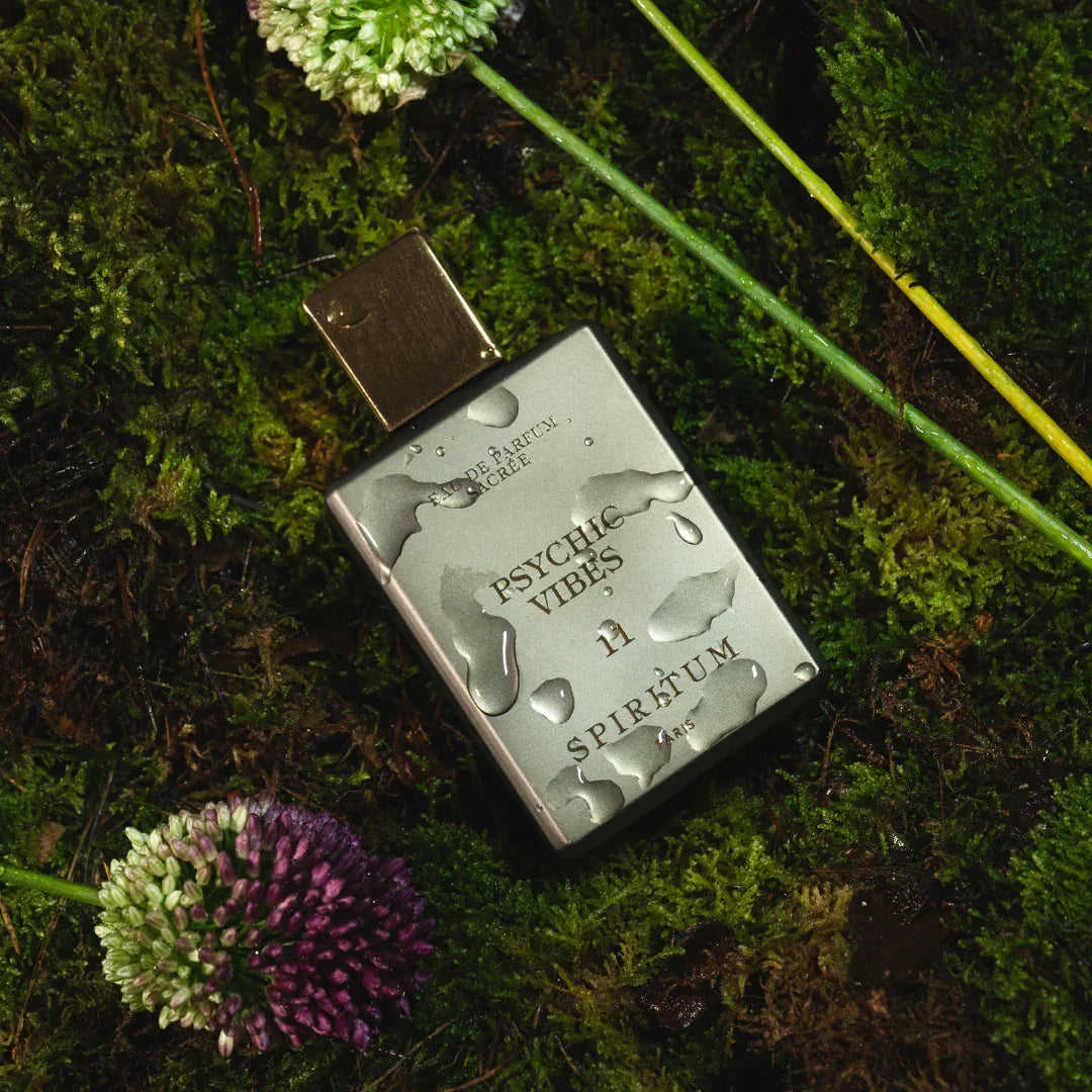 Spiritum Paris PSYCHIC VIBES Eau de Parfum – Flakon mit schimmernden Wassertropfen auf weichem Moos, ein Bild voller Frische und Natur, das die grüne Seele des Dufts erlebbar macht – entdecke es bei scent amor