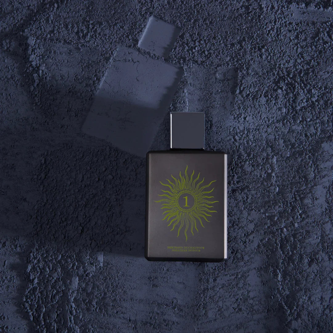 Der Flakon von Spiritum Paris SOLAR SOUL Eau de Parfum ruht im Sand, darüber der zarte Abdruck des Flakons, eine Einladung zu einer olfaktorischen Reise bei scent amor