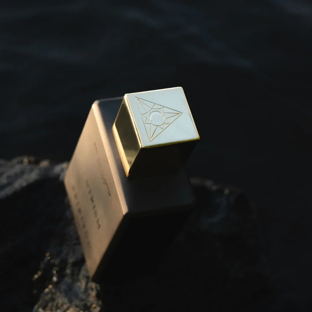 Spiritum Paris TANTRISM Eau de Parfum – der Flakon wird schräg von oben gezeigt, sodass die feine Gravur auf dem Deckel sichtbar wird – ein Bild von Kunstfertigkeit und Detailreichtum, das die Aura des Dufts unterstreicht – entdecke es bei scent amor