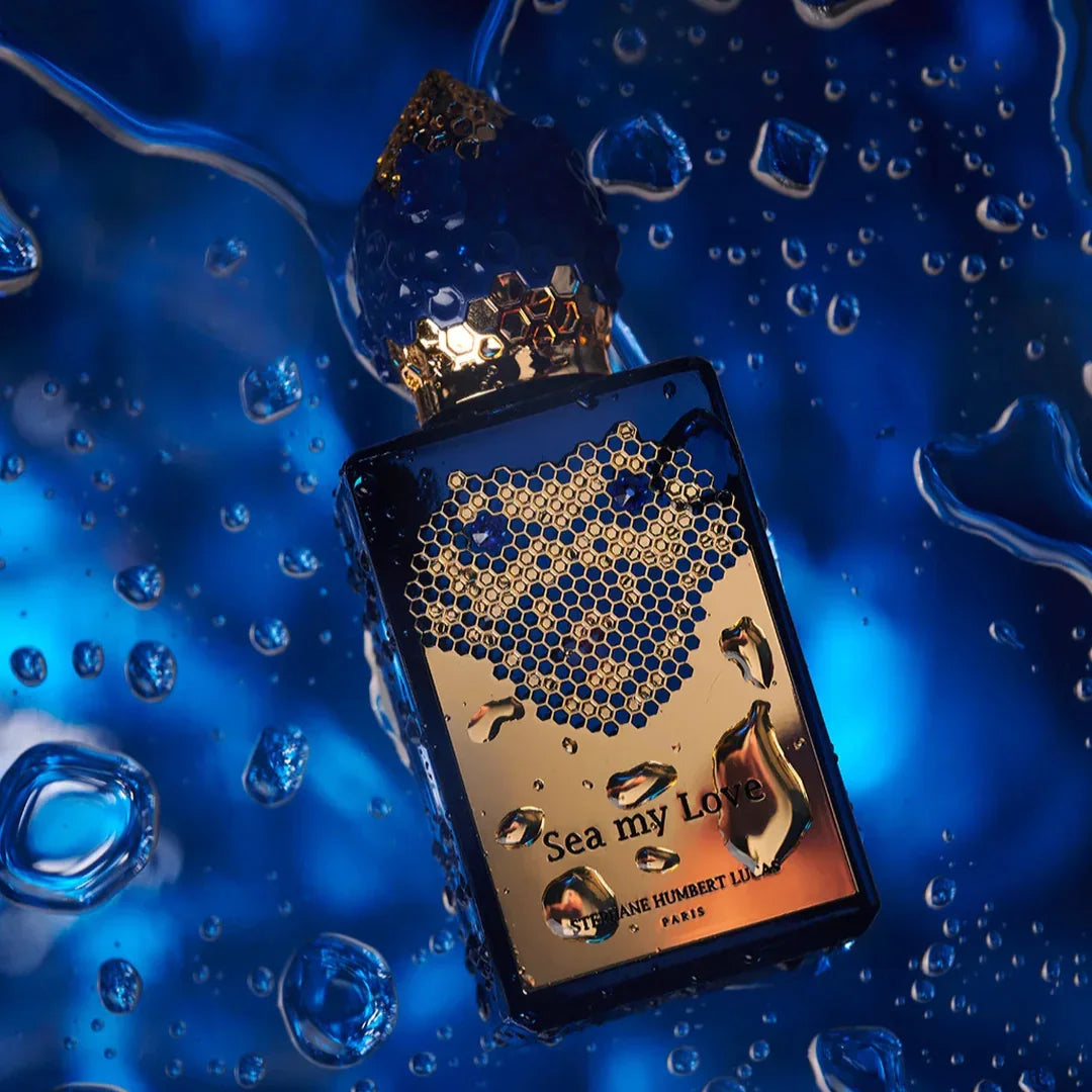 Luxuriöses Eau de Parfum Sea My Love von Stephane Humbert Lucas bei scent amor- Flakon umgeben von Wassertropfen