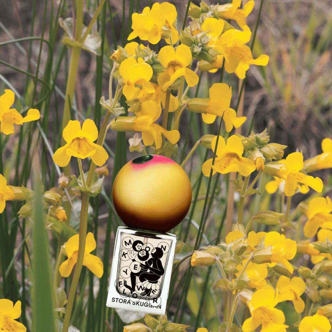 Stora Skuggan Monkey Flower vor gelben Blüten bei scent amor Fachmann für Nischenparfum