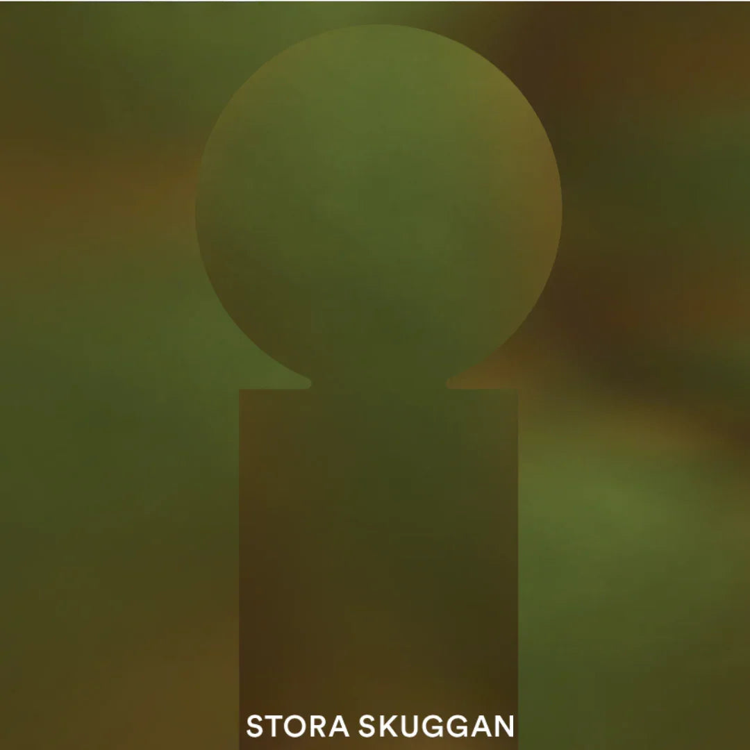 Stora Skuggan PINE Eau de Parfum in waldiger Szenerie – ein langanhaltender, tiefgründiger Extrait de Parfum, entdecken bei scent amor Deinem Fachmann für Nischendüfte