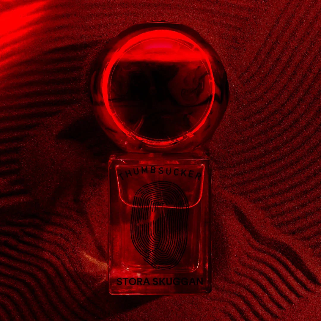 Stora Skuggan Thumbsucker Flakon rot auf Sand scent amor