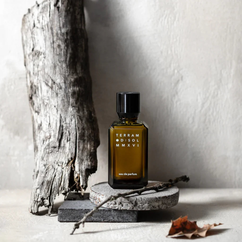 Spüre den Herbst mit TERRAM von D:SOL MMXVI – mediterraner Duftmoment mit Holz & Harz, online bei scent amor erleben