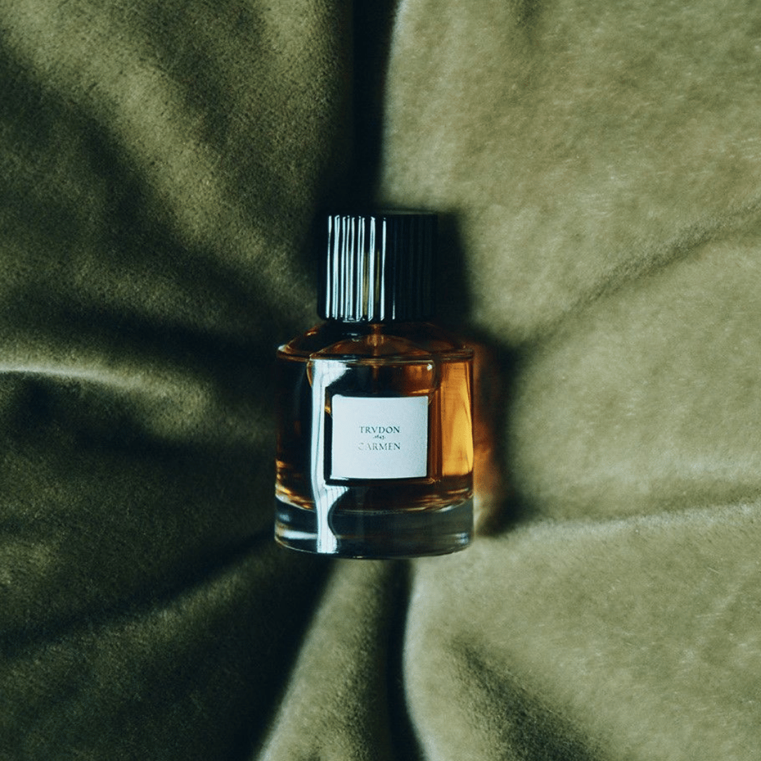 Trudon CARMEN Parfum auf einem grünen Samtkissen bei scent amor Fachmann für Nischenduft