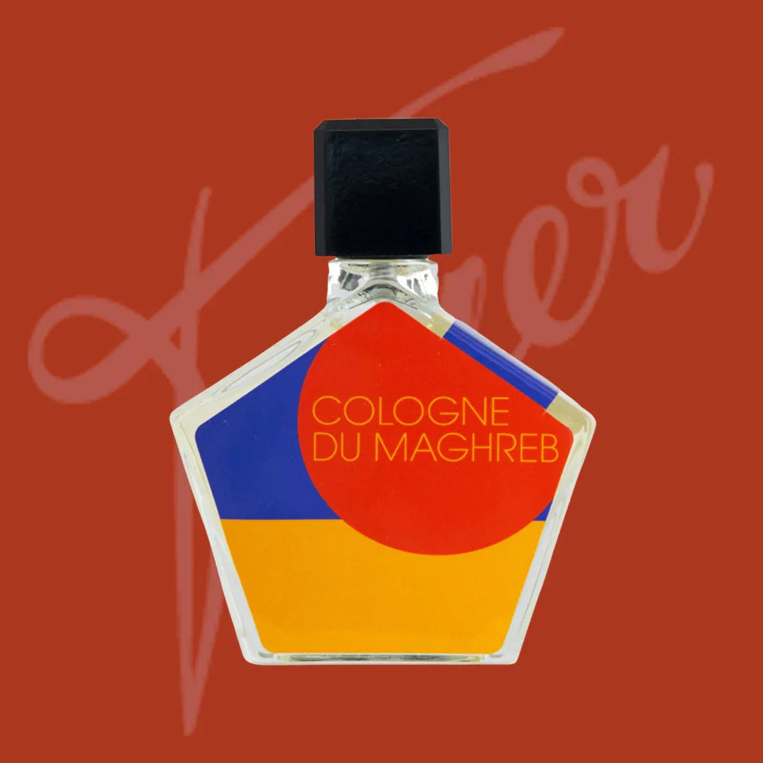 tauer perfumes cologne du maghreb flakon auf rotem hintergrund mit logo