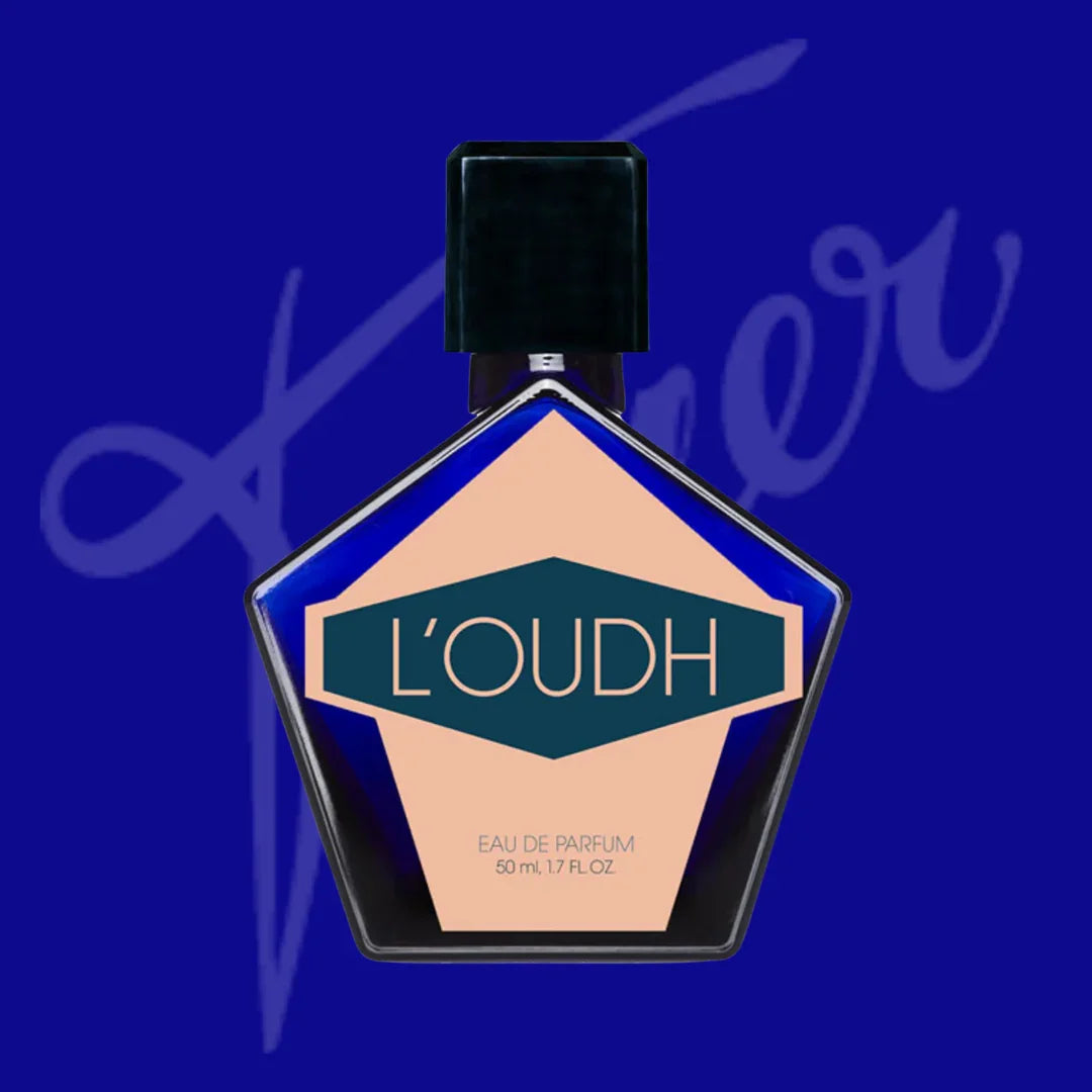 tauer perfumes l'oudh flakon auf blauem hintergrund mit logo