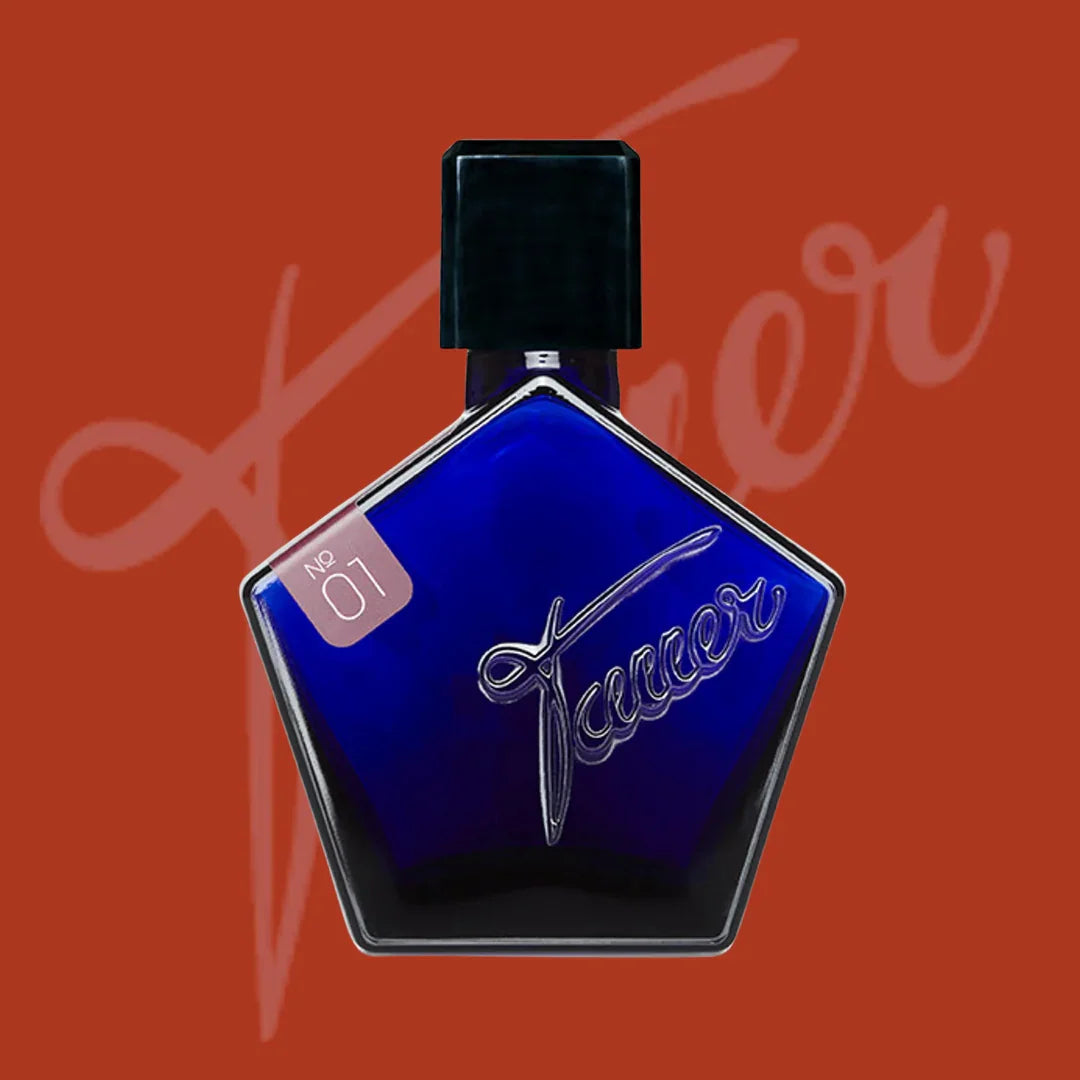 tauer perfumes le marouc pour elle flakon auf rotem hintergrund mit logo