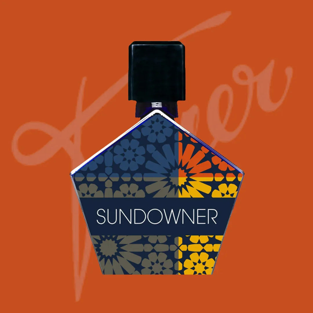 tauer perfumes sundowner flakon auf orangenem hintergrund mit logo