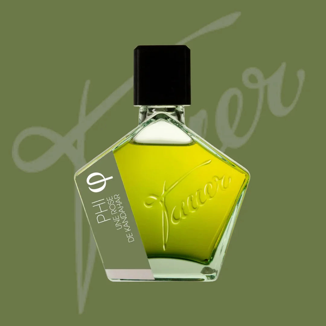 Tauer perfumes phi une rose de kandahar flakon auf grünem hintergrund mit logo scent amor
