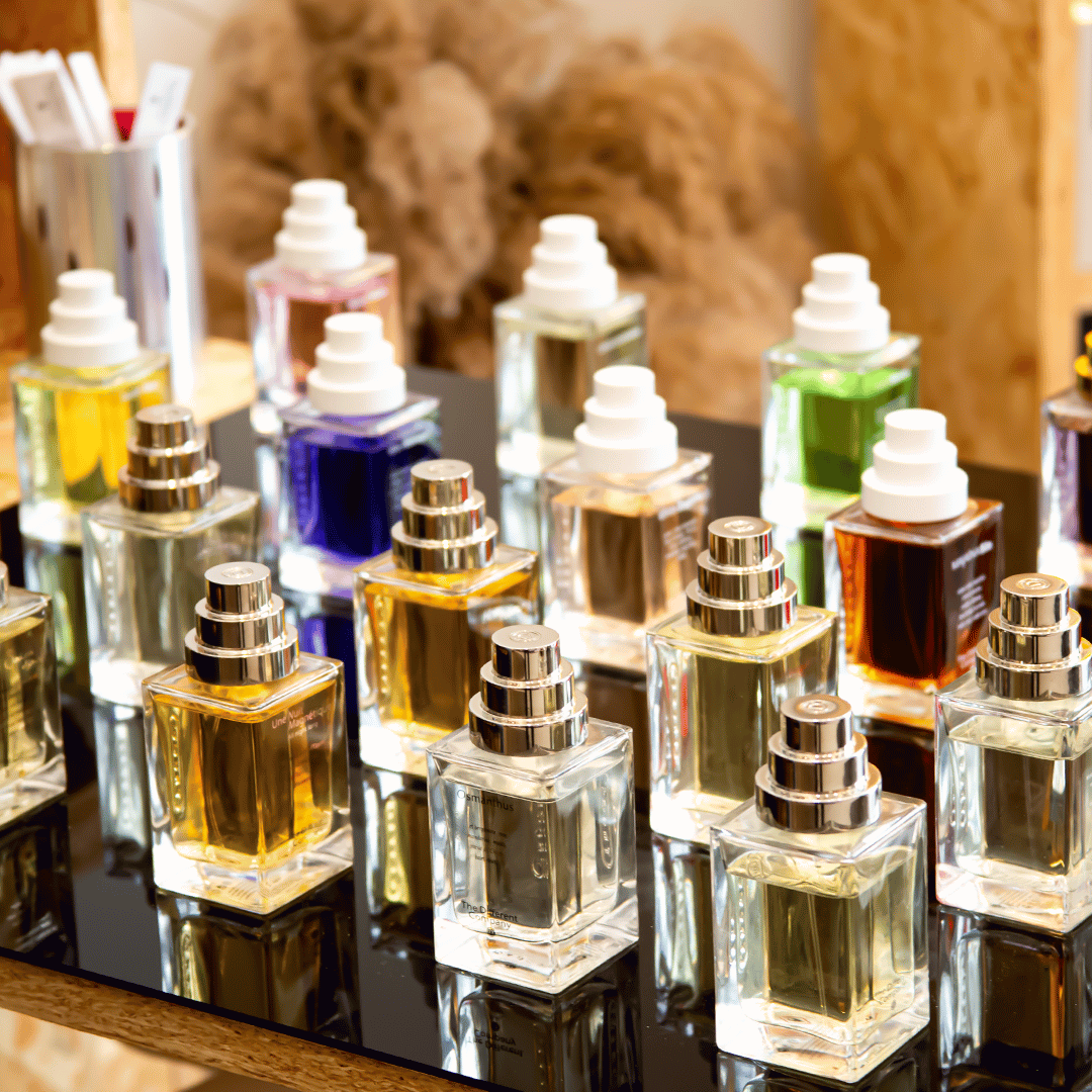 The Different Company Nischenduft Flakons auf dem Display für scent amor deinem Fachmann für Nischenparfum