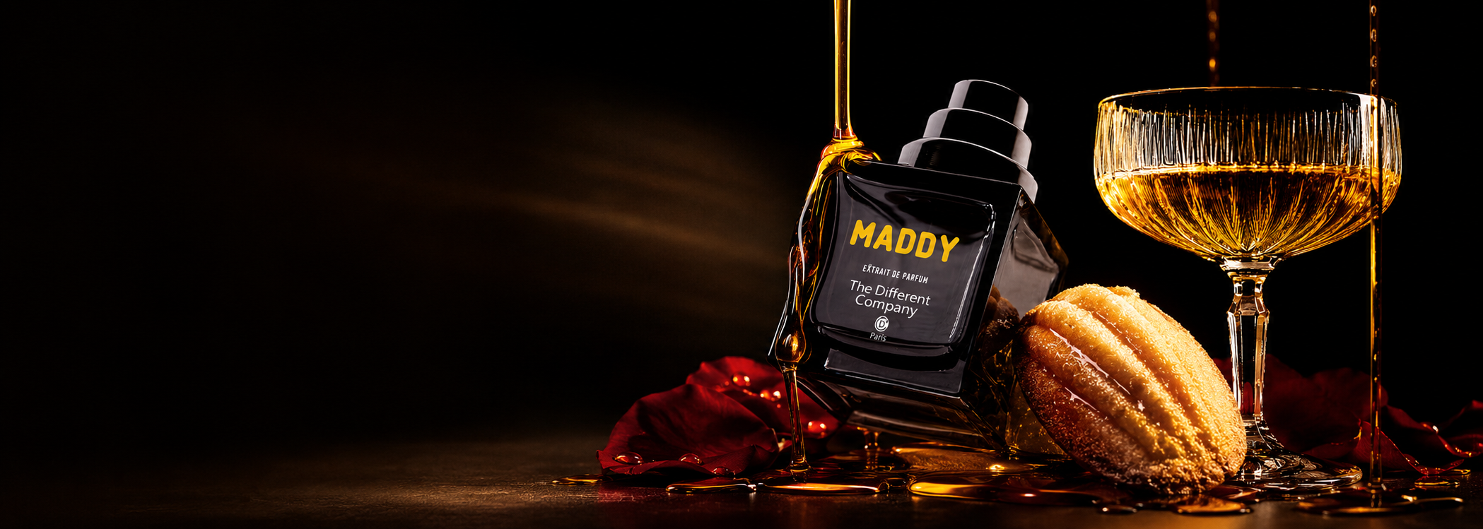The Differen ompan Extrait Extreme MADDY Extrait de Parfum bei scent amor mit Rum im Glas und Madeleine