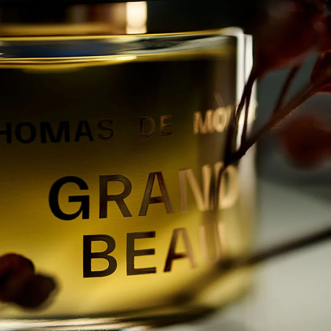 Thomas De Monaco Grand Beau Flakon zwischen Blumen rangezoomt- luxuriöses Eau de Parfum erhältlich bei scent amor