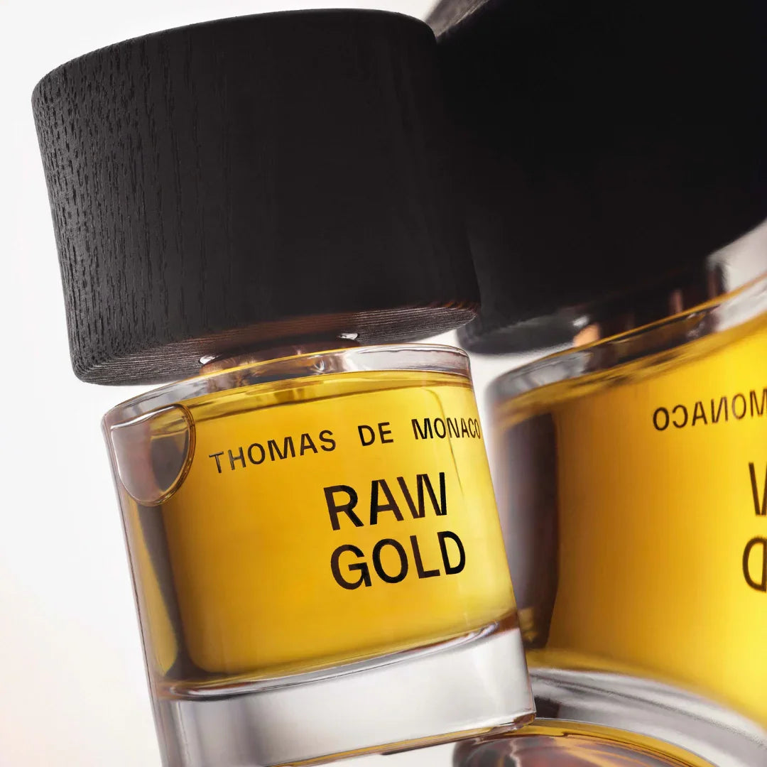 Thomas De Monaco Raw Gold Flakon neben verzerrtem Spiegelbild- Nischenduft als Eau de Parfum erhältlich bei scent amor